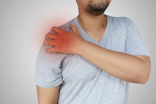 Ásia gordura homem com ombro dor isolado no branco backgound . — Fotografia de Stock