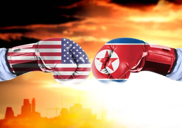 Handen i boxningshandskar med Nordkorea flagga och usa flagga — Stockfoto