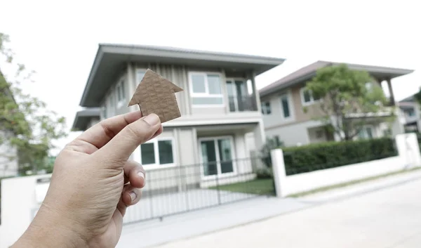 Hand in Hand Hausaufgabenpapier, Immobilienkonzept — Stockfoto