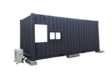 Penceresi ve kliması olan siyah konteyner ofisi, izole edilmiş.