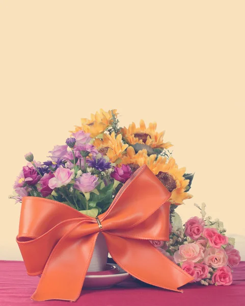 Grande nastro con fiore artificiale colorato — Foto Stock