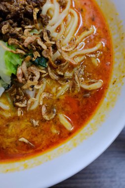 Tabaktaki lezzetli yemeğin yakın plan görüntüsü