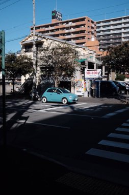 Güneşli bir günde kavşak manzarası, Matsuyama, Japonya  