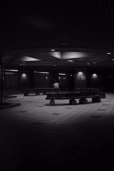 日本松山 一个人坐在黑暗房间的长椅上的倒影 — 图库照片