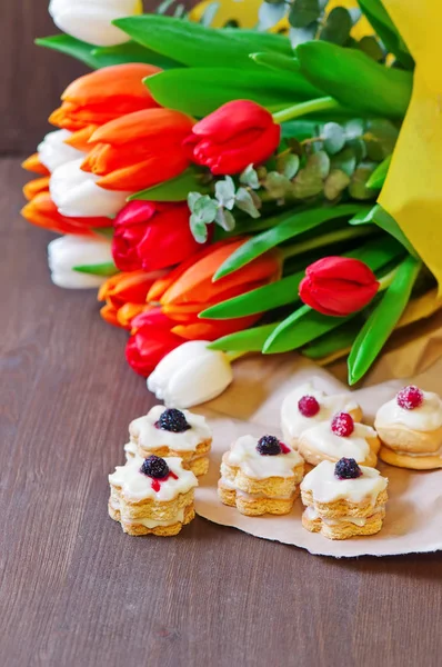 Flores Vermelhas Tulipa Com Biscoitos Com Fundo Madeira — Fotografia de Stock