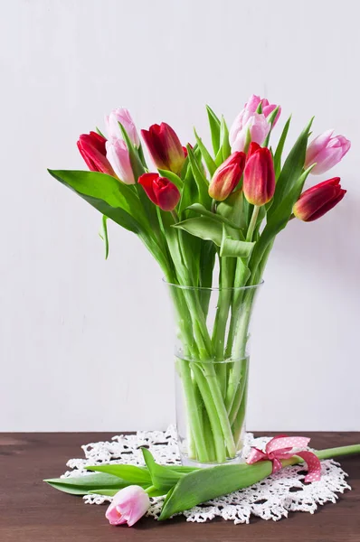 Close Foto Van Kleurrijke Tulpen Witte Achtergrond — Stockfoto