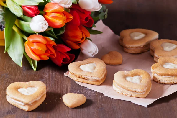 Red Tulip Flowers Cookies Wooden Background — Stock Photo, Image