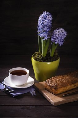 Ahşap arka planda menekşe sümbülü turta