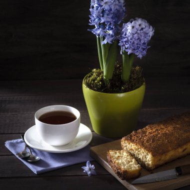 Ahşap arka planda menekşe sümbülü turta