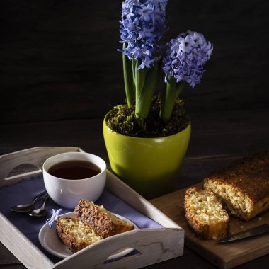 Ahşap arka planda menekşe sümbülü turta