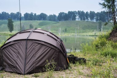 Sazan çadırı, gölde dinlenme kampı..