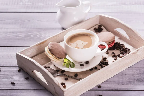 Čokoládový Makarón Šálkem Kávy Dřevěném Pozadí — Stock fotografie