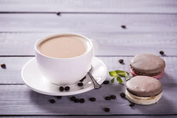 Macaroon Chocolate Com Uma Xícara Café Fundo Madeira — Fotografia de Stock