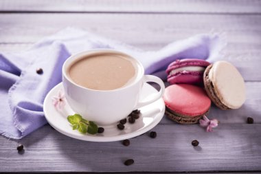 Ahşap zemin üzerinde pembe sümbül olan pembe badem kurabiyesi.