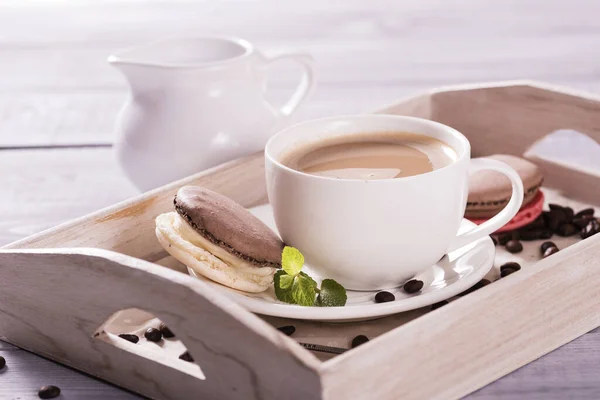 Macaron Chocolat Avec Une Tasse Café Sur Fond Bois — Photo