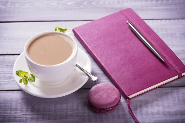 Roze Makaken Met Roze Hyacint Houten Ondergrond — Stockfoto