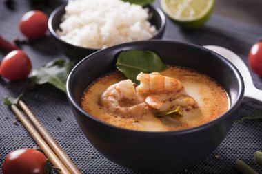 Tom Yum Goong Thai sıcak baharatlı çorba. İçindekiler koyu arka planda.