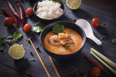 Tom Yum Goong Thai sıcak baharatlı çorba. İçindekiler koyu arka planda.
