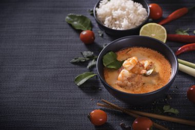 Tom Yum Goong Thai sıcak baharatlı çorba. İçindekiler koyu arka planda.