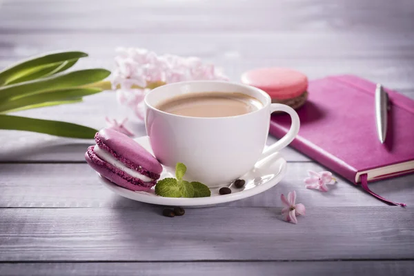 Roze Makaken Met Roze Hyacint Houten Ondergrond — Stockfoto