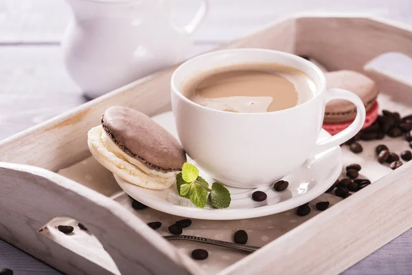 Macaron Cioccolato Con Una Tazza Caffè Sullo Sfondo Legno — Foto Stock