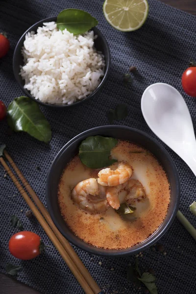 Tom Yum Goong Thai Sıcak Baharatlı Çorba Çindekiler Koyu Arka — Stok fotoğraf