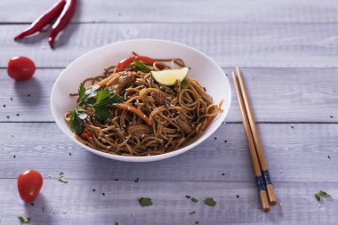 Japon karabuğdaylı erişte soba, tavuk ve sebzeli havuç, dolma biber, mantar, yeşil soğan.