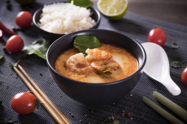 Tom Yum Goong Thai sıcak baharatlı çorba. İçindekiler koyu arka planda.