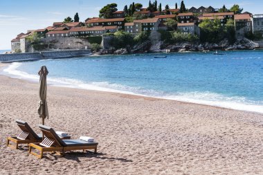 Güneşli bir günde Sveti Stefan adası ve plajı, Budva, Karadağ