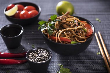 Japon karabuğdaylı erişte soba, tavuk ve sebzeli havuç, dolma biber, mantar, yeşil soğan.