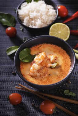 Tom Yum Goong Thai sıcak baharatlı çorba. İçindekiler koyu arka planda.