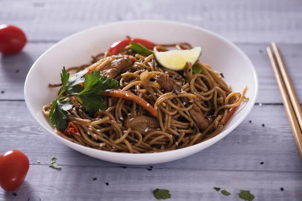 Japanska Skålen Bovete Nudlar Soba Med Kyckling Och Grönsaker Morötter — Stockfoto