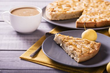 Elmalı turta ahşap sırtında