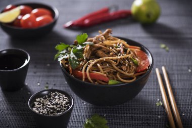 Japon karabuğdaylı erişte soba, tavuk ve sebzeli havuç, dolma biber, mantar, yeşil soğan.