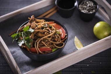 Japon karabuğdaylı erişte soba, tavuk ve sebzeli havuç, dolma biber, mantar, yeşil soğan.