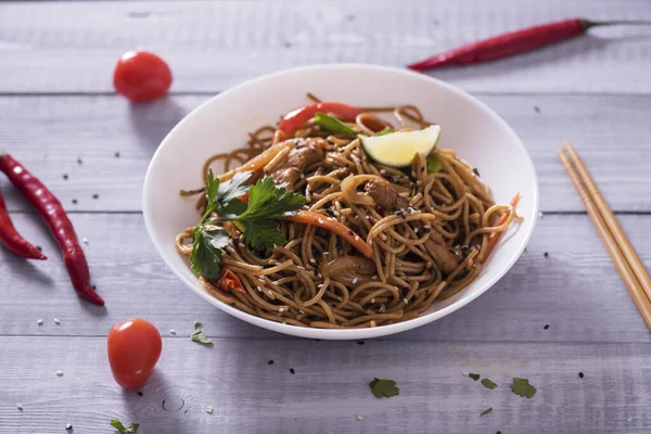 Piatto Giapponese Tagliatelle Grano Saraceno Soba Con Carote Pollo Verdure — Foto Stock