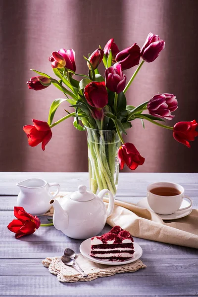 Bułka Masłem Red Velvet Filiżanką Herbaty Czerwonymi Tulipanami — Zdjęcie stockowe