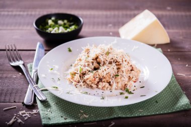 Mantarlı risotto, taze otlar ve parmesan peyniri. Lezzetli ve sağlıklı vejetaryen yemeği