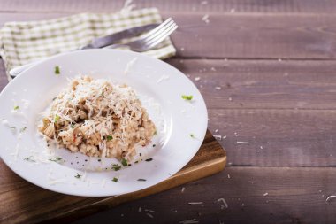 Mantarlı risotto, taze otlar ve parmesan peyniri. Lezzetli ve sağlıklı vejetaryen yemeği