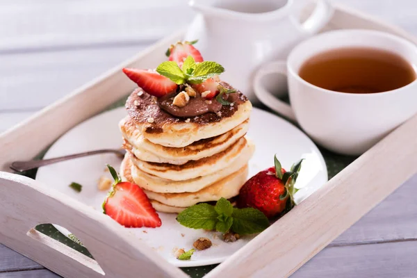 Crêpes Avec Sauce Chocolat Fraises Fraîches Sur Fond Bois Blanc — Photo