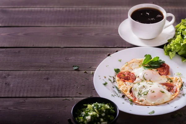 Yeşil Sebzeli Sahanda Yumurta Nefis Lezzetli Kahvaltı — Stok fotoğraf