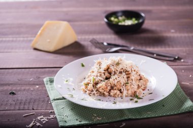 Mantarlı risotto, taze otlar ve parmesan peyniri. Lezzetli ve sağlıklı vejetaryen yemeği