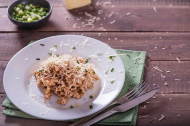 Mantarlı risotto, taze otlar ve parmesan peyniri. Lezzetli ve sağlıklı vejetaryen yemeği
