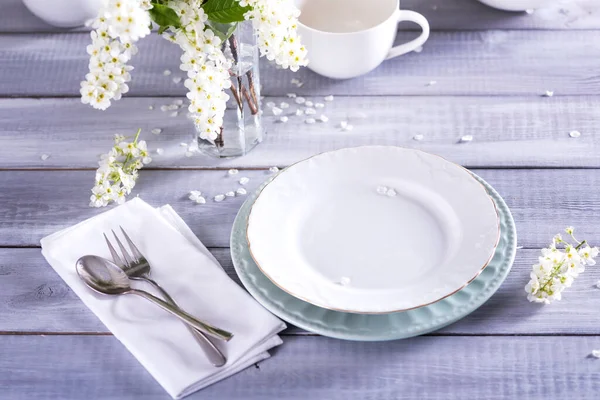 ホワイトナプキンにフォークとナイフをかけた春のテーブルセッティング — ストック写真
