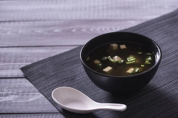 Japon Sıcak Miso Çorbası Ahşap Masada Siyah Bir Kase Içinde — Stok fotoğraf