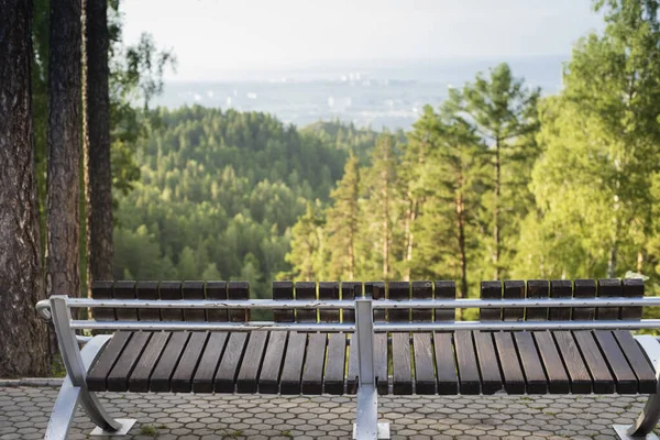 Bench Een Bergketen Prachtig Natuurlijk Landschap Zomer Berglandschap Plek Ontspannen — Stockfoto