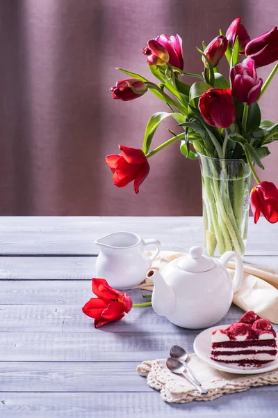 Кусок Торта Красный Бархат Чашкой Чая Красными Тюльпанами — стоковое фото
