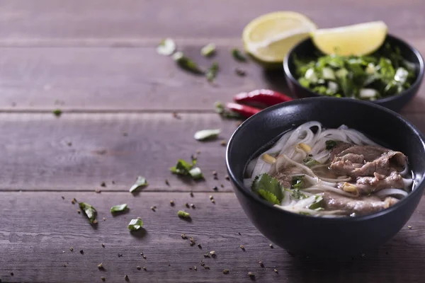 Asya Mutfağı Vietnam Pho Çorbası Siyah Tabakta Ahşap Arka Planda — Stok fotoğraf