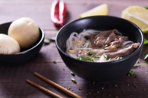 Азиатская Кухня Вьетнамский Суп Черной Тарелке Деревянном Фоне — стоковое фото