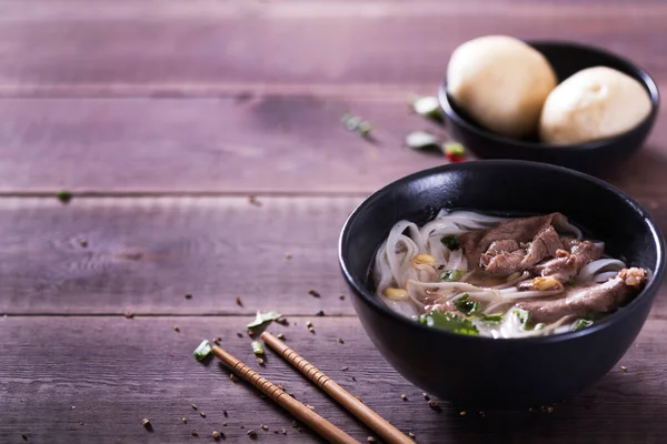 Азиатская Кухня Вьетнамский Суп Черной Тарелке Деревянном Фоне — стоковое фото